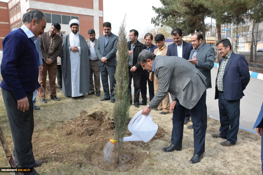 در آستانه هفته منابع طبیعی مراسم روز درختکاری در دانشگاه فنی و حرفه ای استان خراسان رضوی برگزار شد. 3