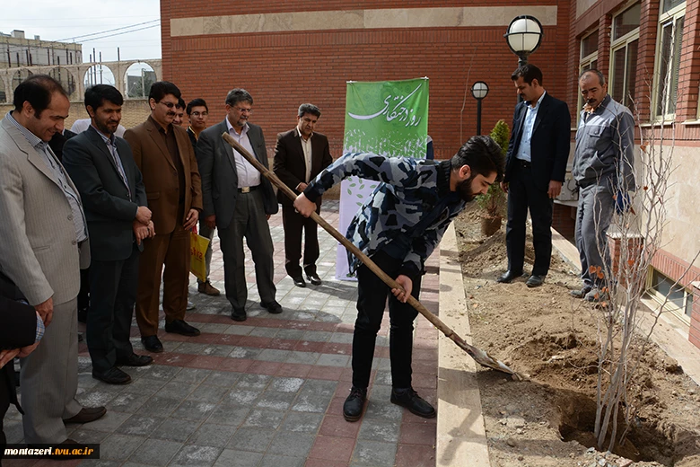 آئین درختکاری ، با هدف ترویج فرهنگ درختکاری و تحقق شعار " هر دانشجو یک درخت" در دانشکده فنی شهید منتظری مشهد برگزار شد. 5