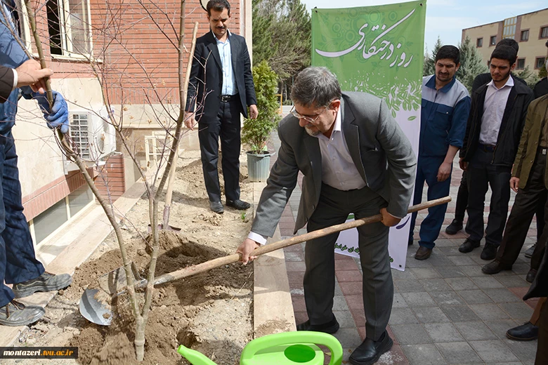 آئین درختکاری ، با هدف ترویج فرهنگ درختکاری و تحقق شعار " هر دانشجو یک درخت" در دانشکده فنی شهید منتظری مشهد برگزار شد. 2