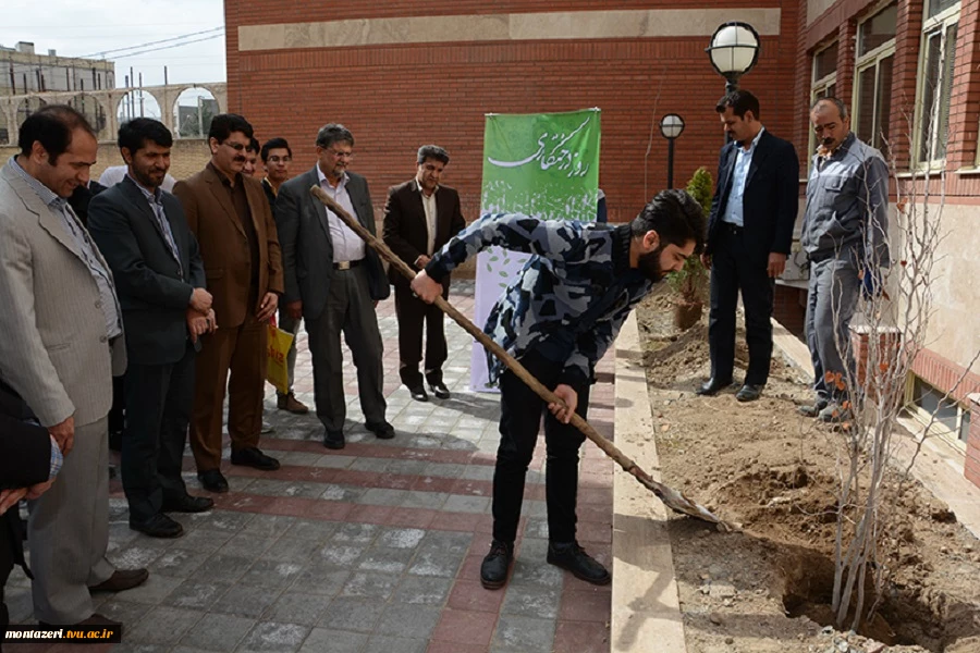 آئین درختکاری ، با هدف ترویج فرهنگ درختکاری و تحقق شعار " هر دانشجو یک درخت" در دانشکده فنی شهید منتظری مشهد برگزار شد. 3