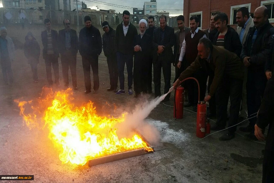 دوره کمکهای اولیه و اطفا حریق برای کادر آموزشی-اداری دانشکده فنی شهید منتظری مشهد برگزارشد. 5